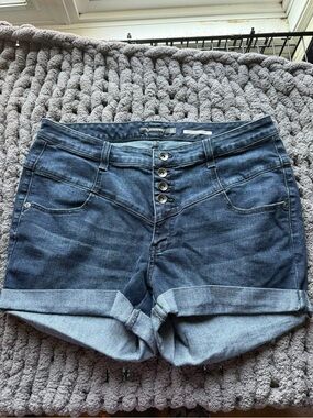 Blackheart High Rise Cuffed Denim Shorts – Size 16